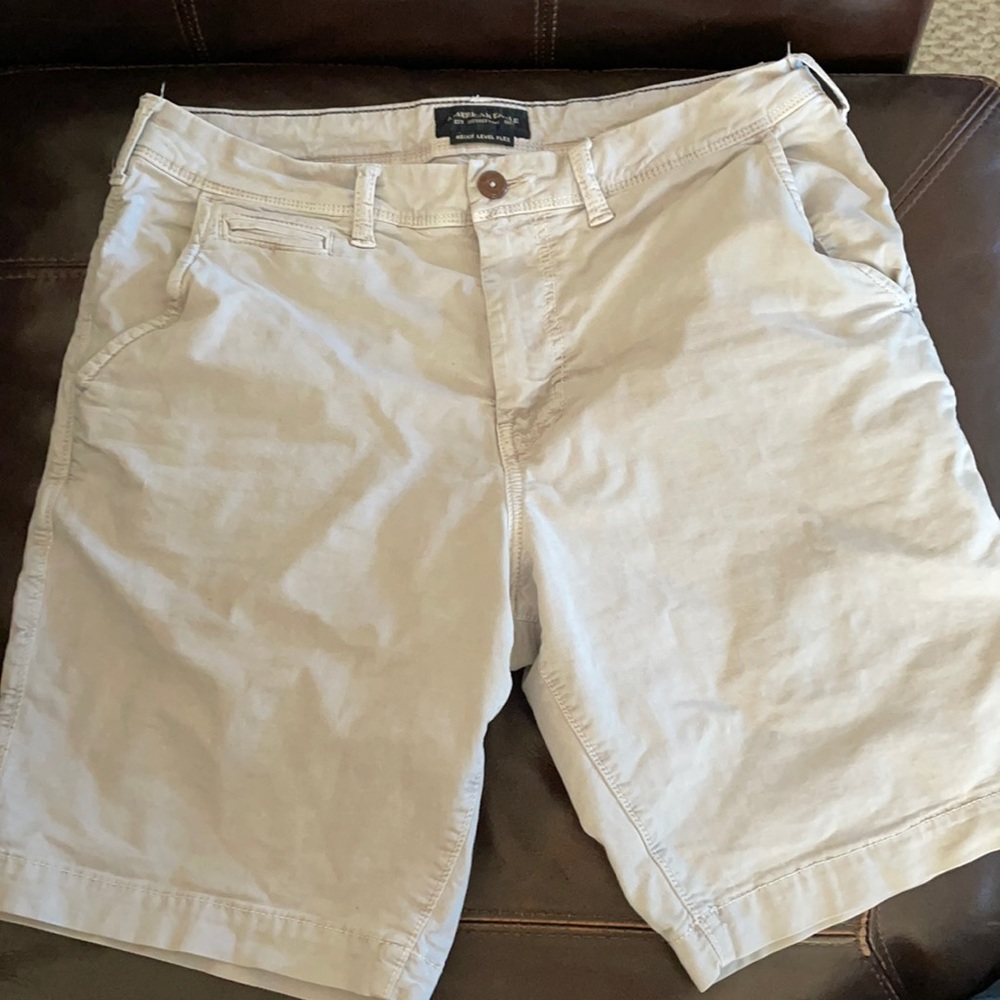 American Eagle men’s flat front next level khaki classic shorts 32 smoked gray